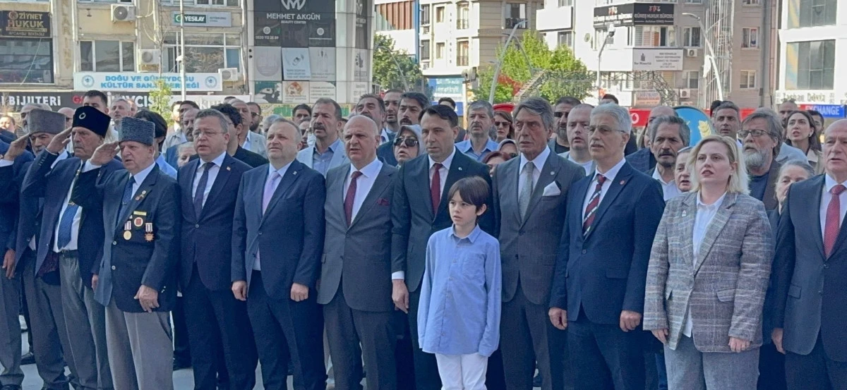 Zeytinburnu'nda 19 Mayıs Kutlamaları &Ccedil;elenk T&ouml;reni ile başladı