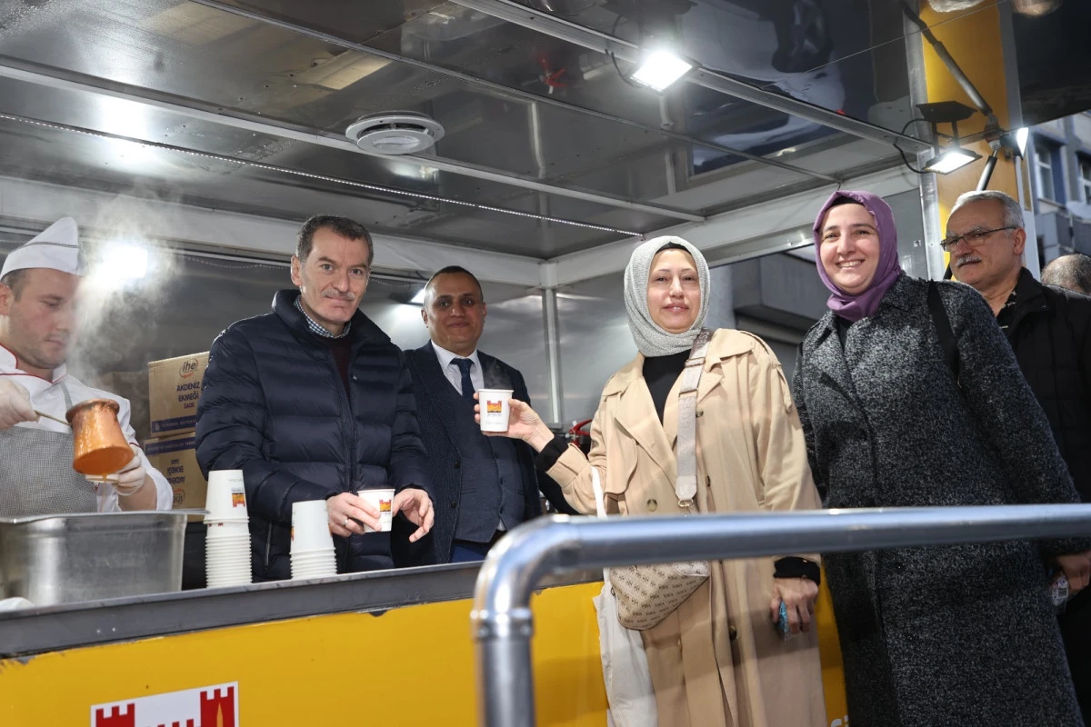Zeytinburnu&rsquo;nda Kış Sabahlarına Sıcak Başlangı&ccedil;: Mobil İkram Aracı 4. Yılında