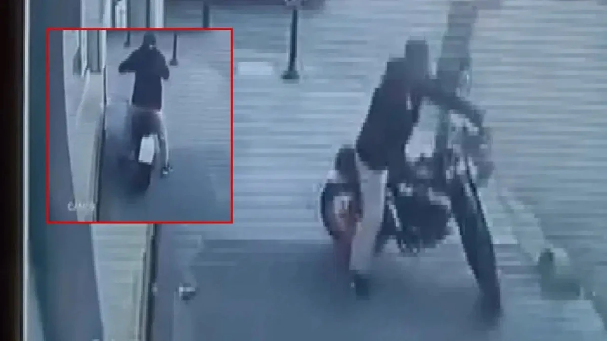 Zeytinburnu'nda rahat tavırlarla elektrikli bisiklet hırsızlığı: O anlar kamerada