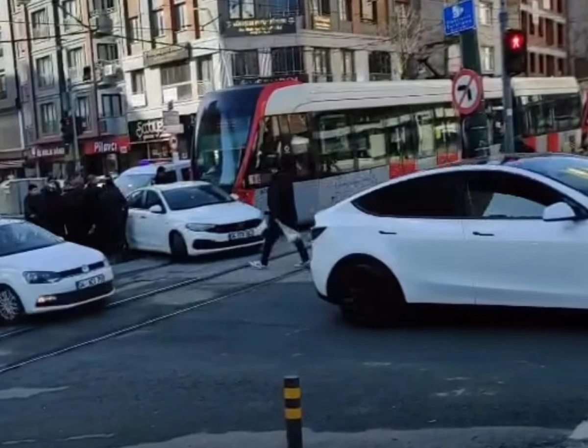 Zeytinburnu&rsquo;nda Tramvay ile otomobil &ccedil;arpıştı