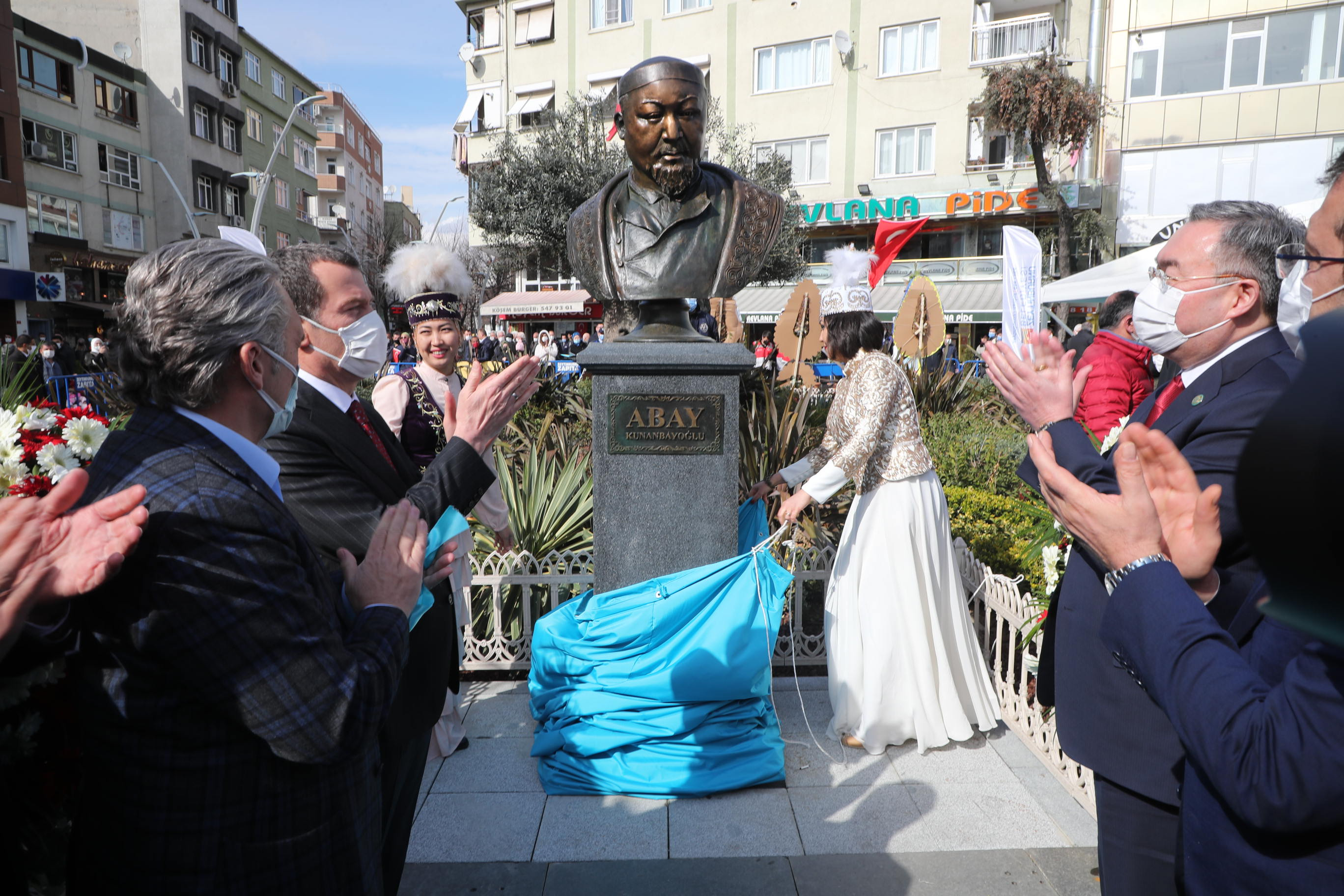 Zeytinburnu'nda Abay Kunanbayoğlu Meydanı açıldı