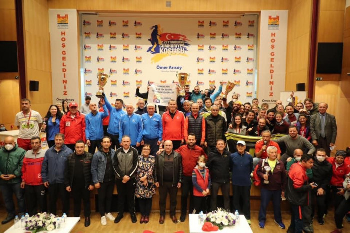 Zeytinburnu 12'inci Uluslararası Cumhuriyet Koşusu'nda Bin spor tutkunu ter döktü