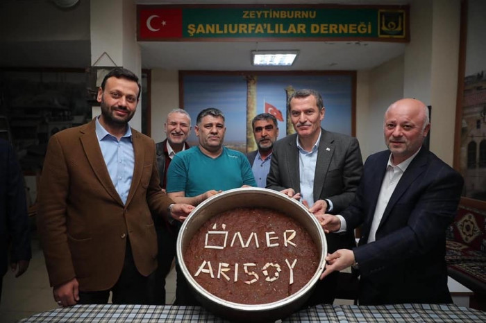Başkan Ömer Arısoy Teravih sonrası Şanlıurfalılar Derneğini ziyaret etti