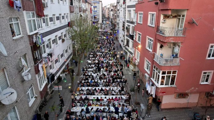 Yeşiltepe Mahallesindeki sokak iftarına vatandaşlar yoğun ilgi gösterdi